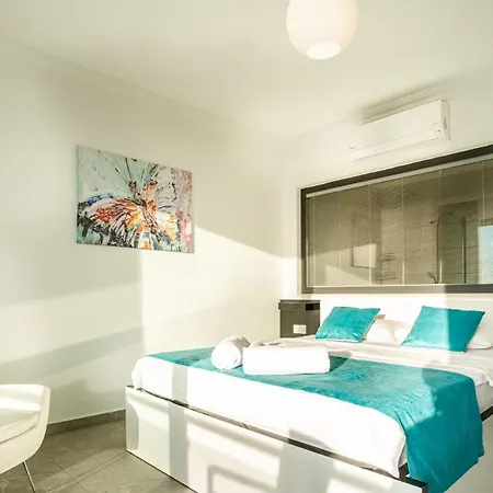 3 Bedroom Seaview וילה
