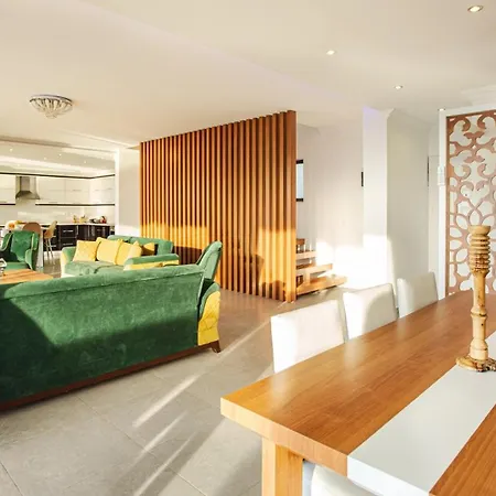 3 Bedroom Seaview וילה